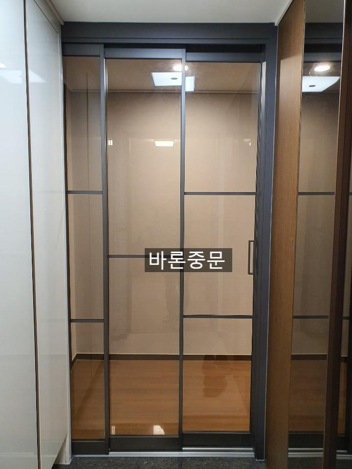 도어 프레임과 유리 패널의 상하부 밀착 상태