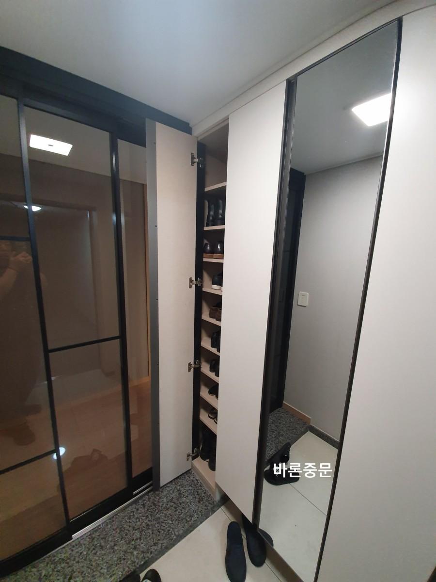 중문 설치를 위해 정밀하게 절단 리폼된 신발장