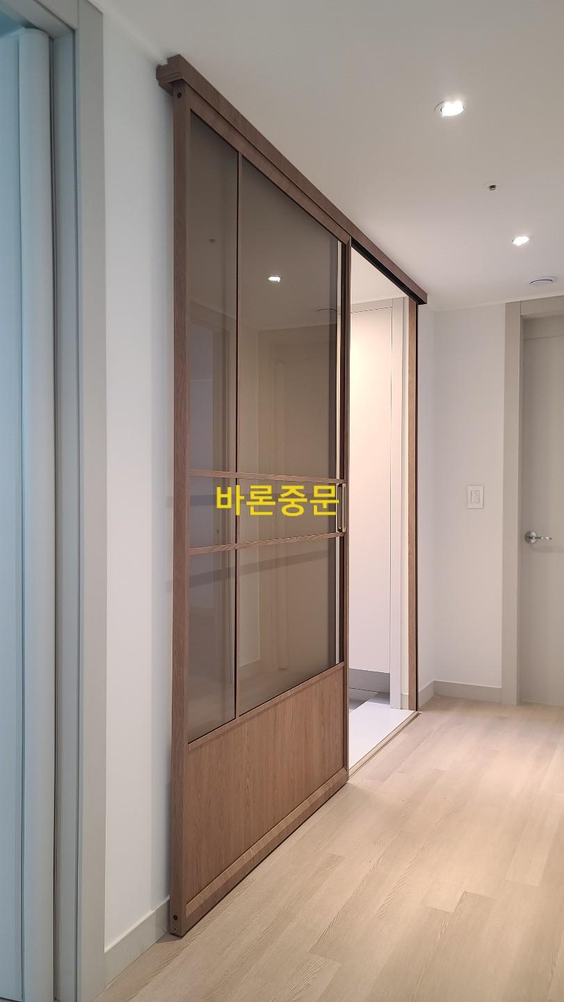 영림 155번 필름으로 완성된 복도 중문의 모습