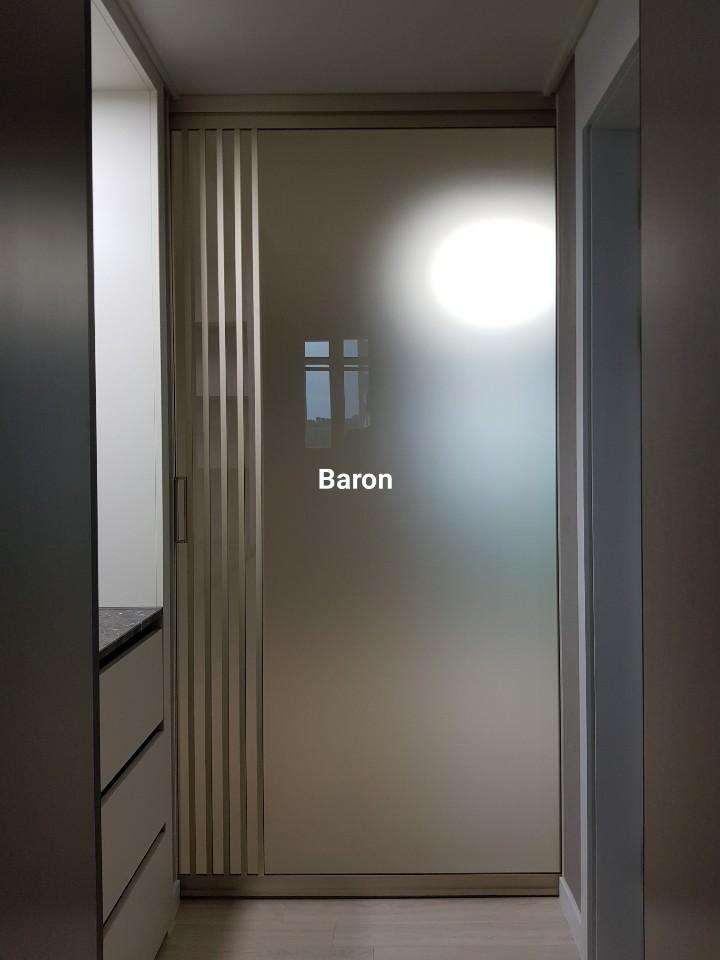 Baron 텍스트가 보이는 유리 패널과 간살 디자인