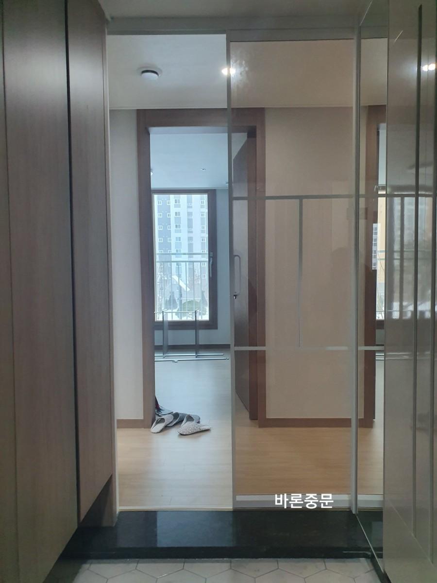 현관 입구에 프레임을 설치하는 단계