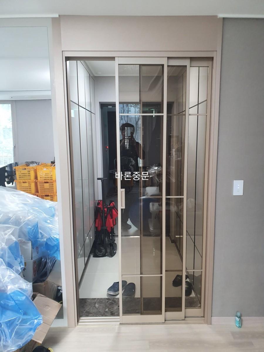 샴페인골드 프레임과 주변 벽지의 조화