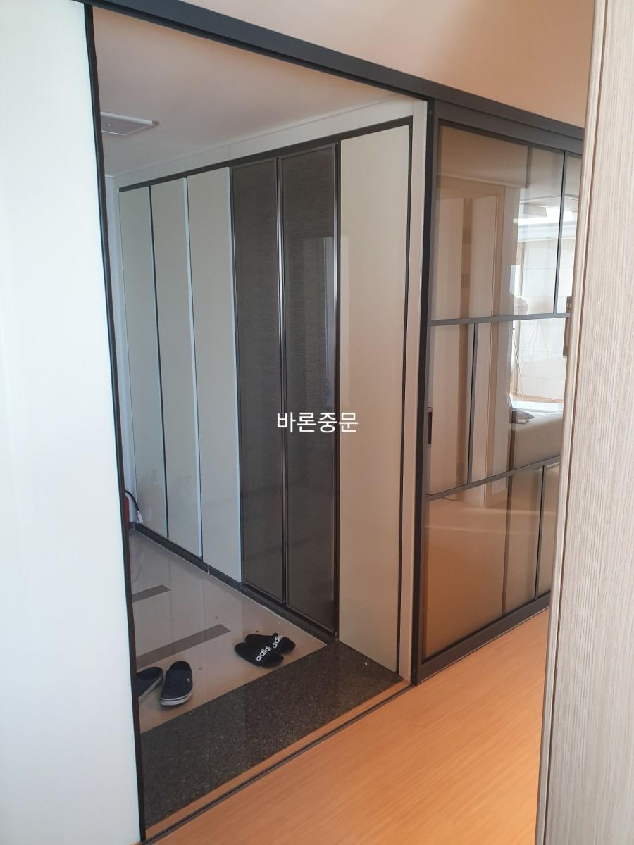 타일과 마루의 경계를 나누는 슬림한 프레임