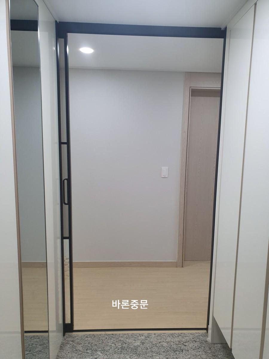 프레임 설치가 진행 중인 복도 공간