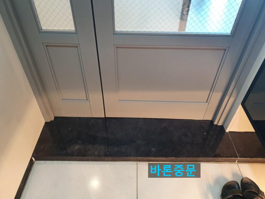 격자 유리 패널이 있는 회색 이중문