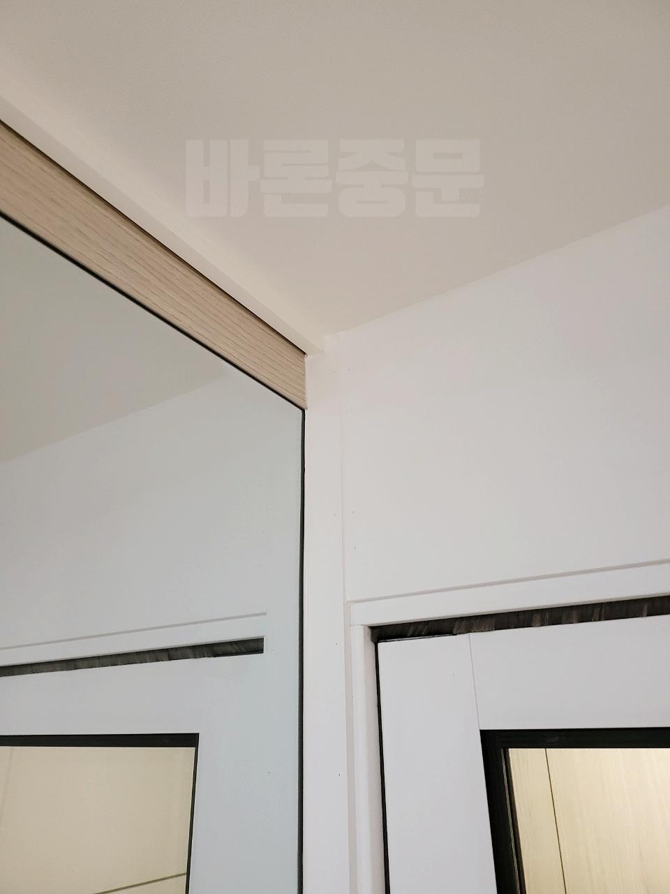 흰 벽과 도어, 우드톤 상판이 조화를 이룬 내부 모습