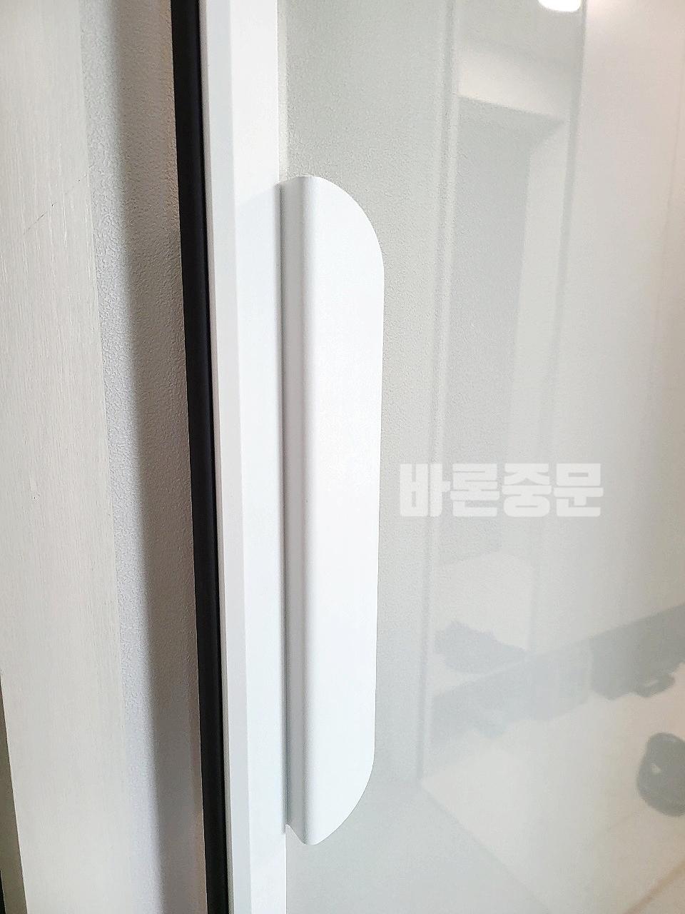 깔끔한 화이트 도어 핸들의 근접 모습