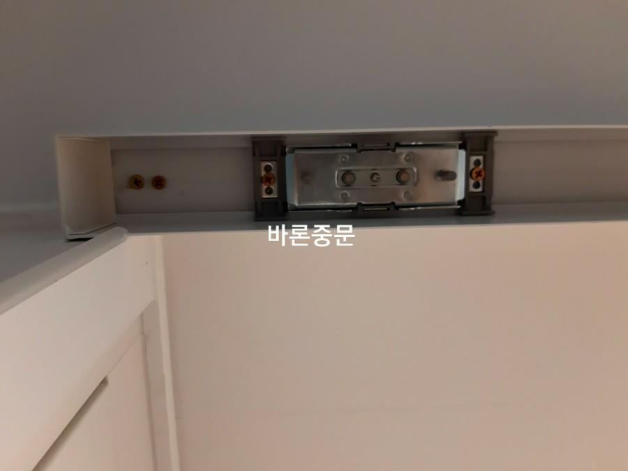 벽면 상단에 설치된 라이트 박스와 부품