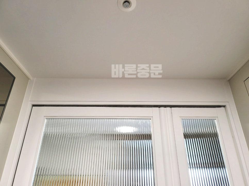 금속 라인 장식이 돋보이는 화이트 프레임 창호