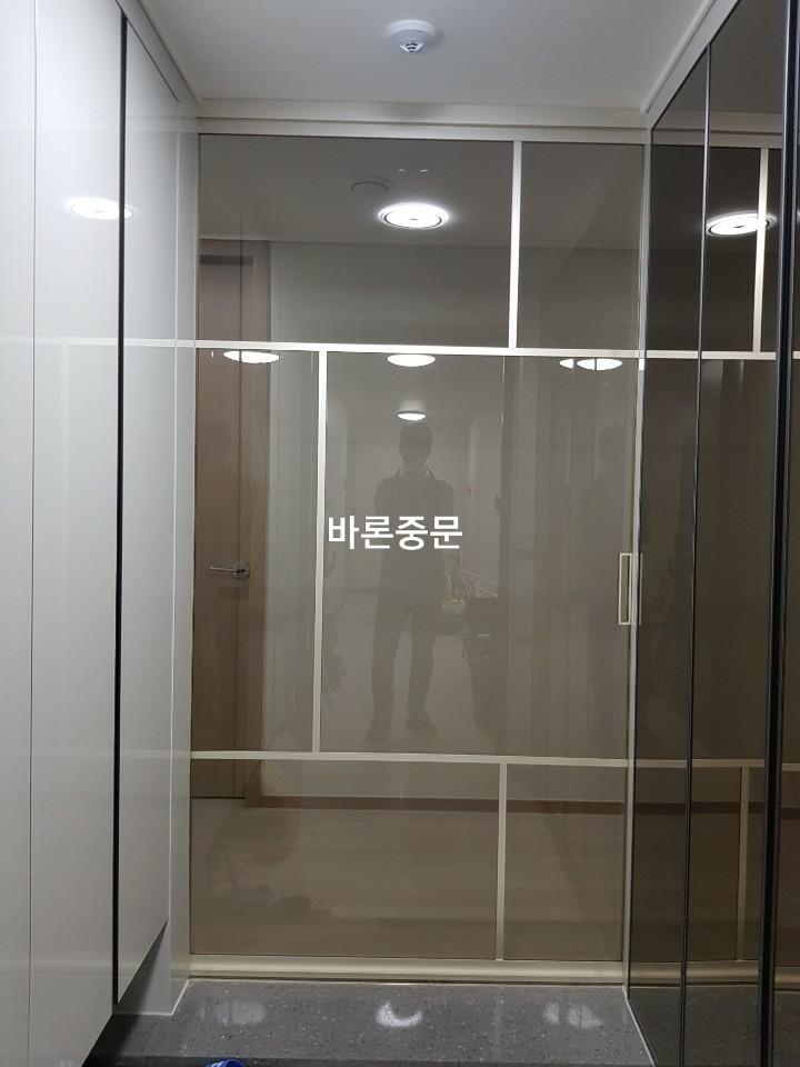 정밀한 위치 선정을 위해 가이드라인이 표시된 유리문