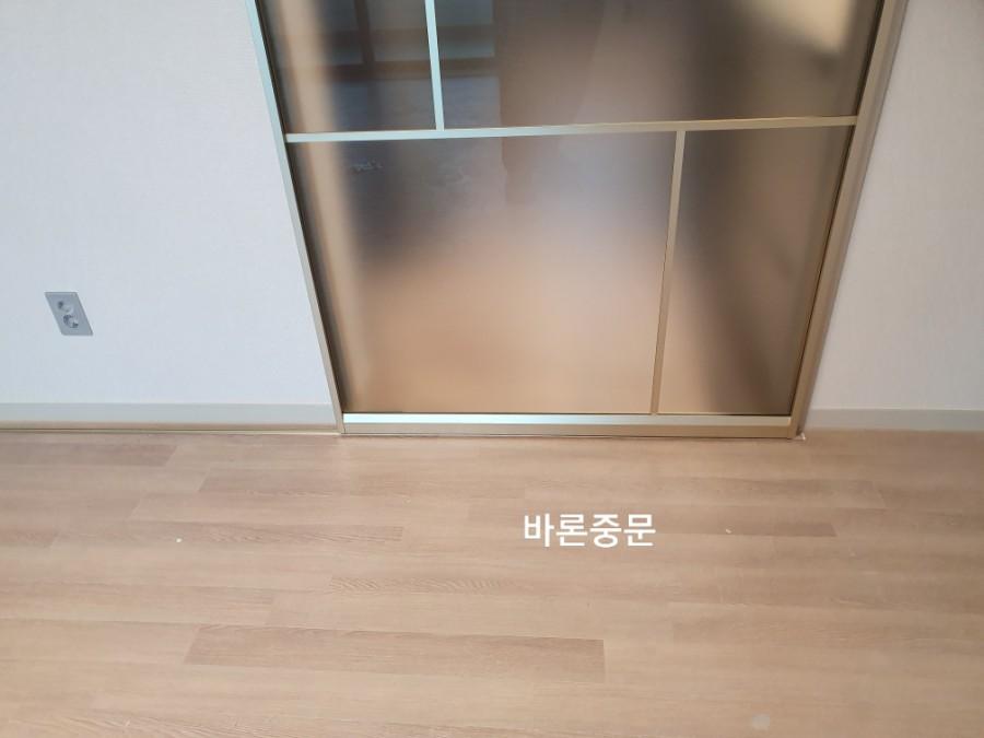 흰 벽면과 대비되는 금색 도어 프레임