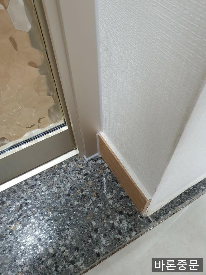 파란 보호 테두리가 둘러진 도어 프레임