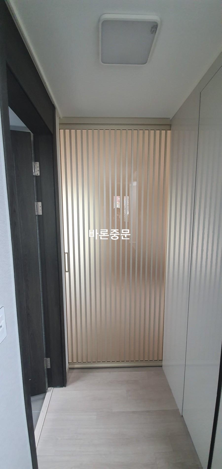 수직 라인 패턴 도어의 설치 모습