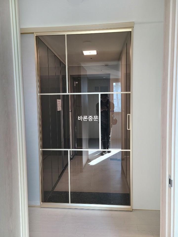 유리 패널이 적용된 슬라이딩 도어의 설치 모습