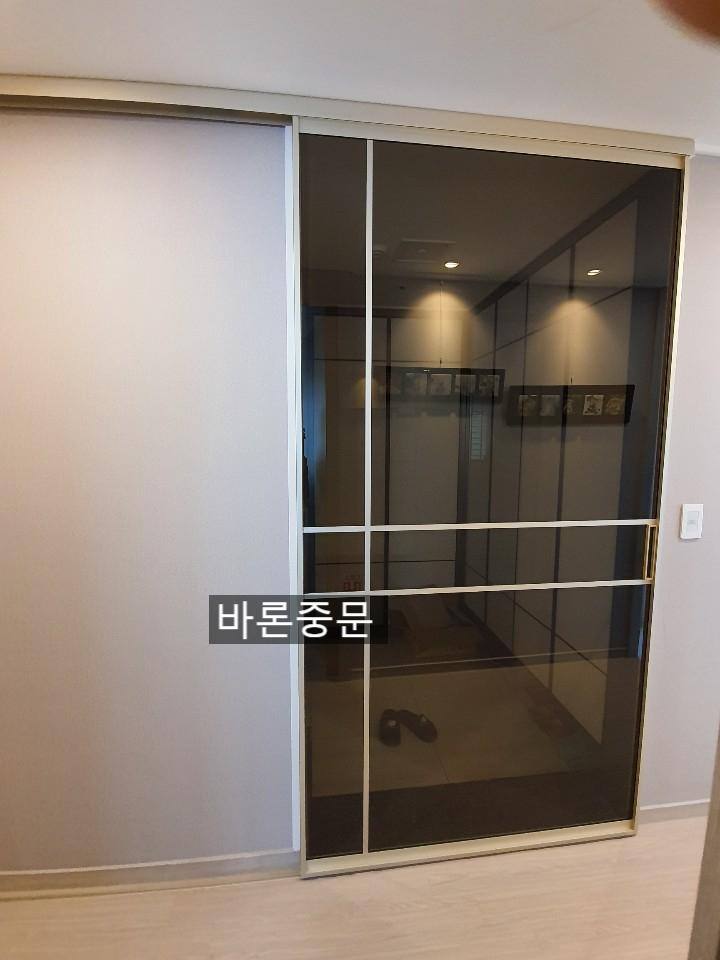 투명 유리 패널과 흰색 문짝의 접합 상태
