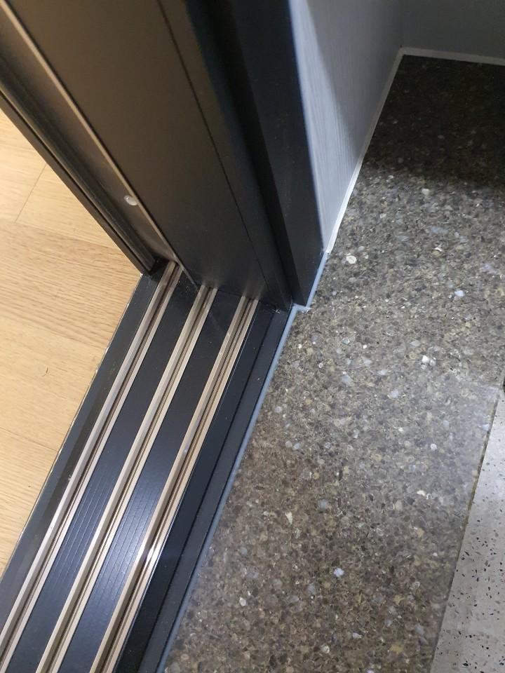 바닥 타일과 밀착된 하부 레일 디테일
