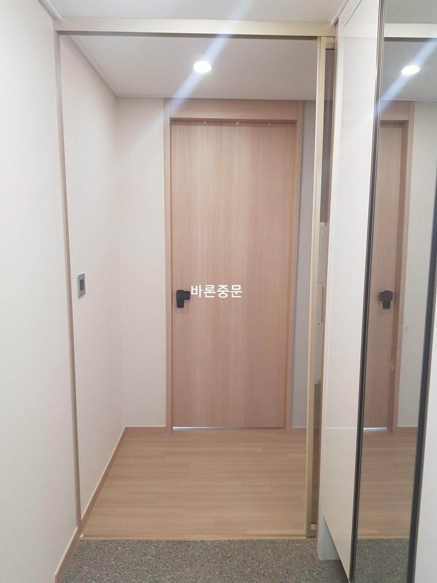 복도 벽면 조명과 스위치 위치를 고려한 도어 배치