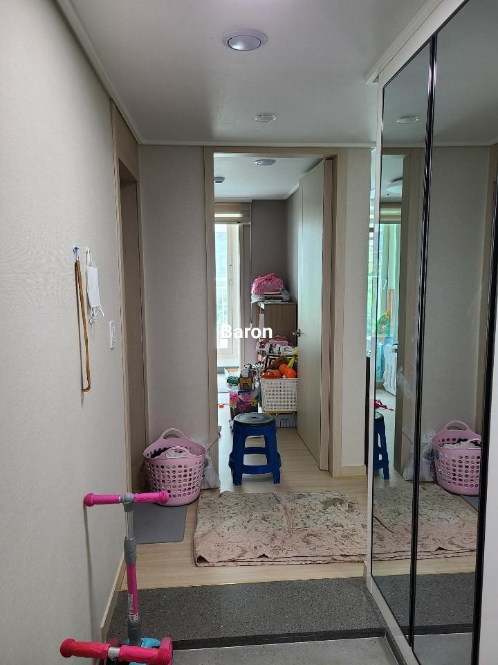 생활 집기들이 놓인 복도 시공 과정
