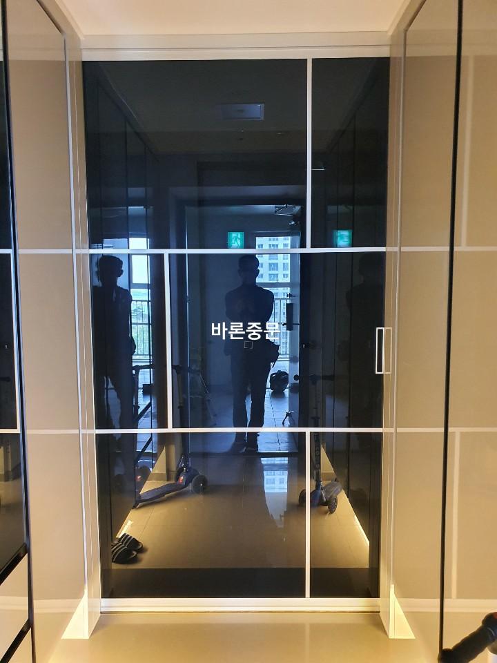 현관 외부에서 바라본 샴페인골드 중문 시공 상태