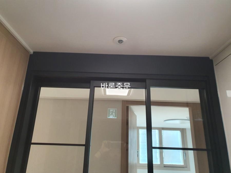 슬라이딩 도어의 상부 레일 및 겹침 구조