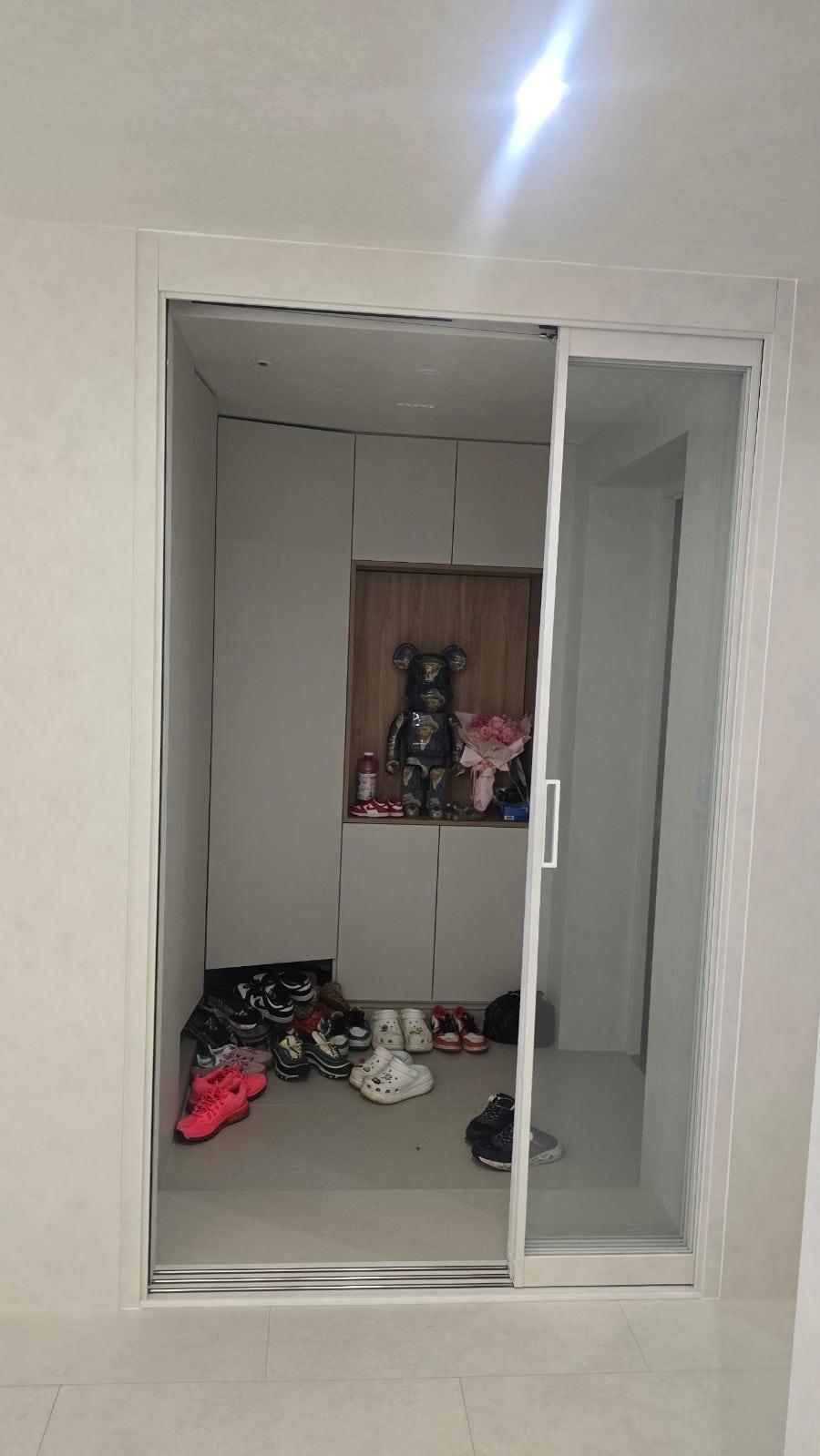 소품들이 예쁘게 보이는 정돈된 현관 내부