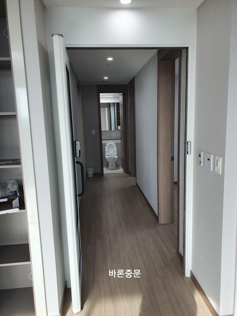 매립등이 설치된 내부 공간