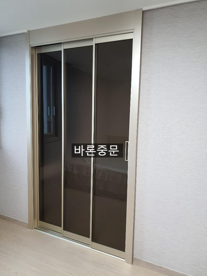 샴페인골드 프레임의 얇은 두께감이 드러나는 근접 샷