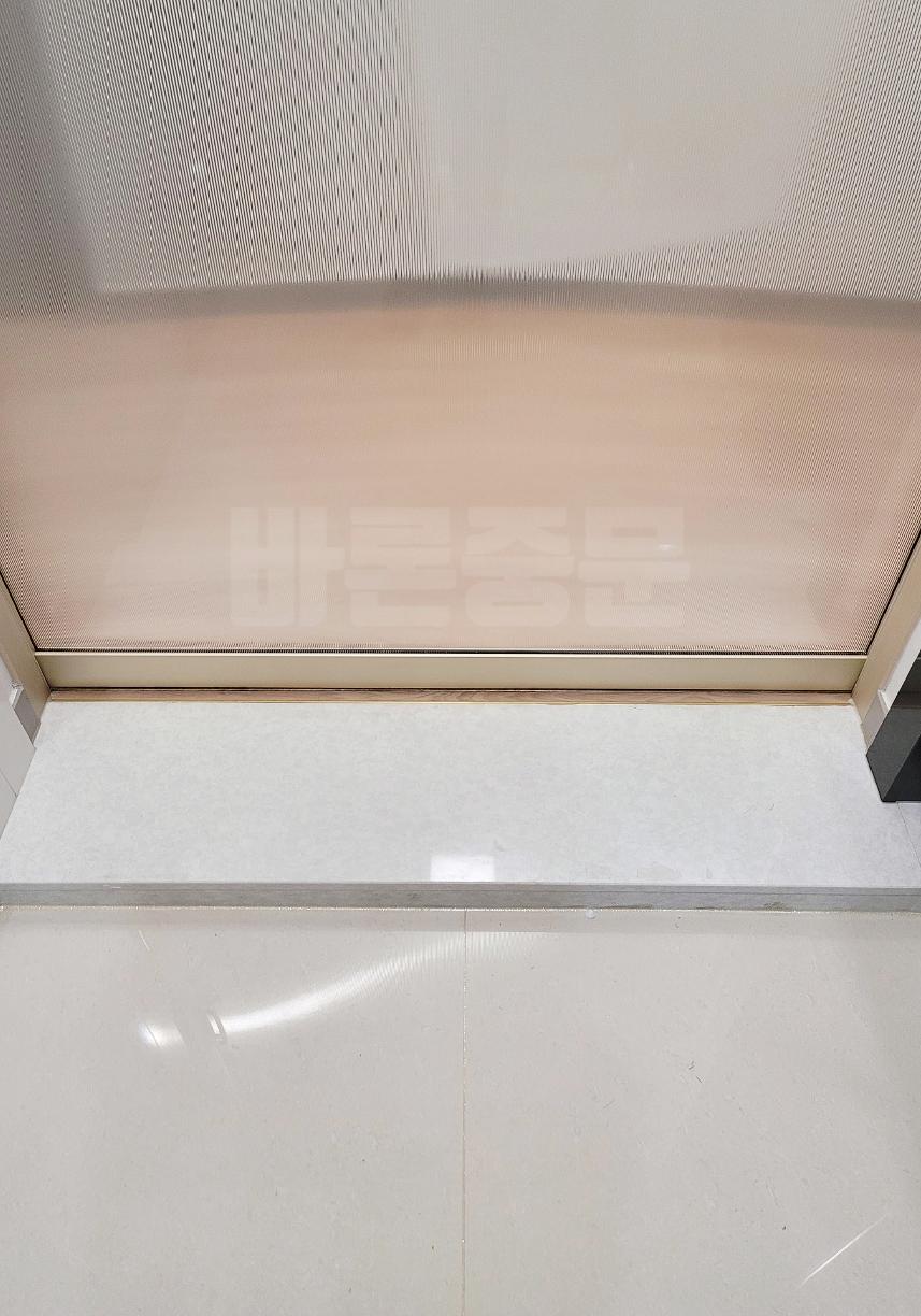 베이지색 프레임과 브라운 커튼이 설치되는 과정