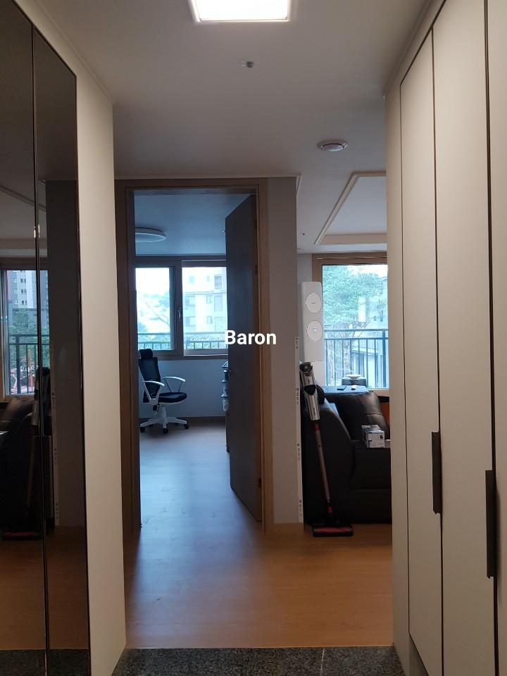 수납장이 배치된 복도 시공 전 모습