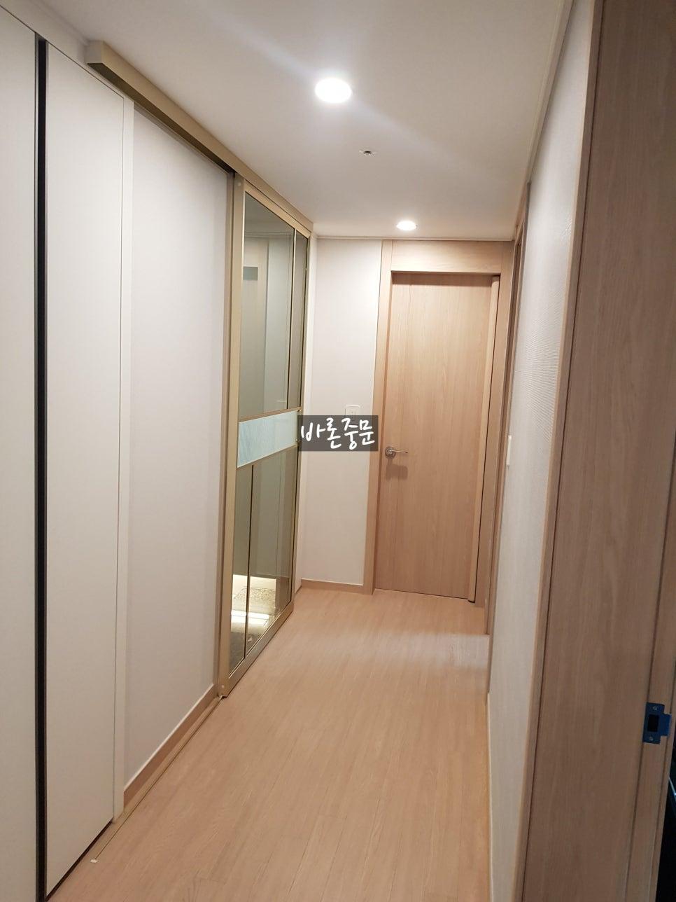 나무 패턴 마루와 조화를 이루는 슬라이딩 문