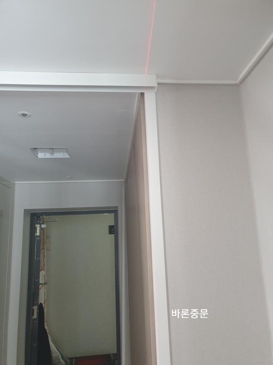 레이저 레벨기로 수평을 맞추는 과정