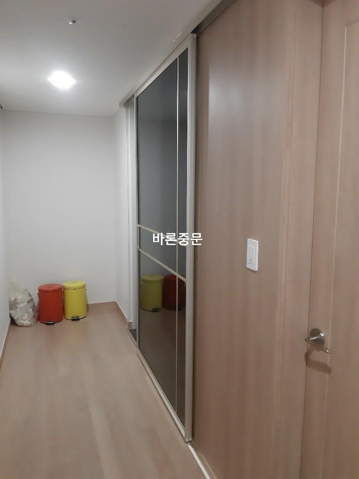 전기 스위치와 슬라이딩 도어가 배치된 복도 전경