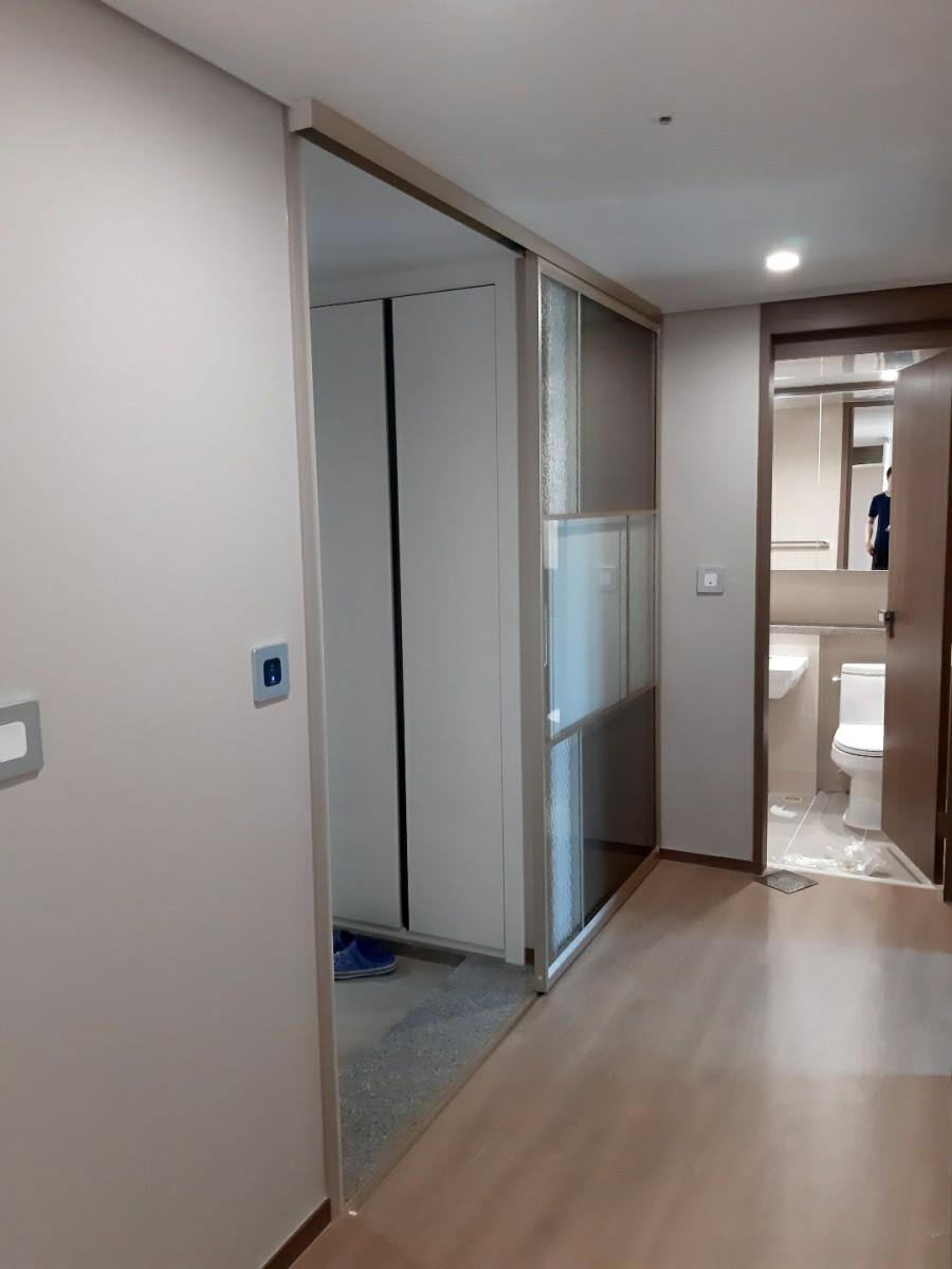 도어 설치 후 작동 상태를 확인하는 모습