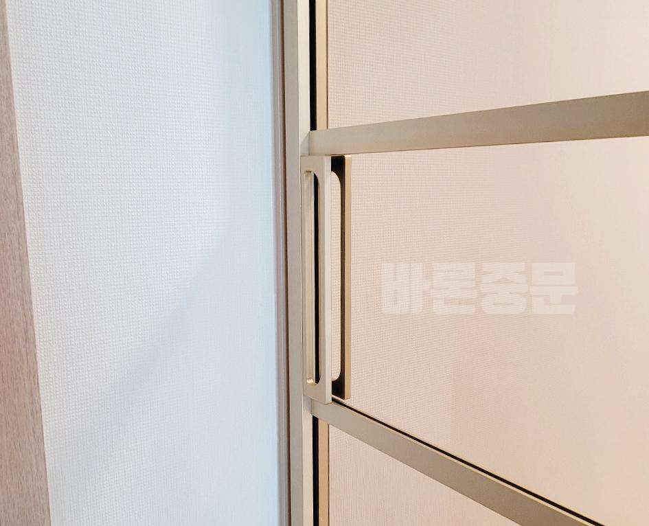 금속 프레임과 투명 패널을 설치 중인 시공 과정