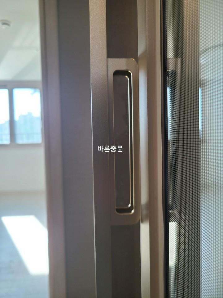 도어 프레임과 유리 패널의 상부 접합 디테일