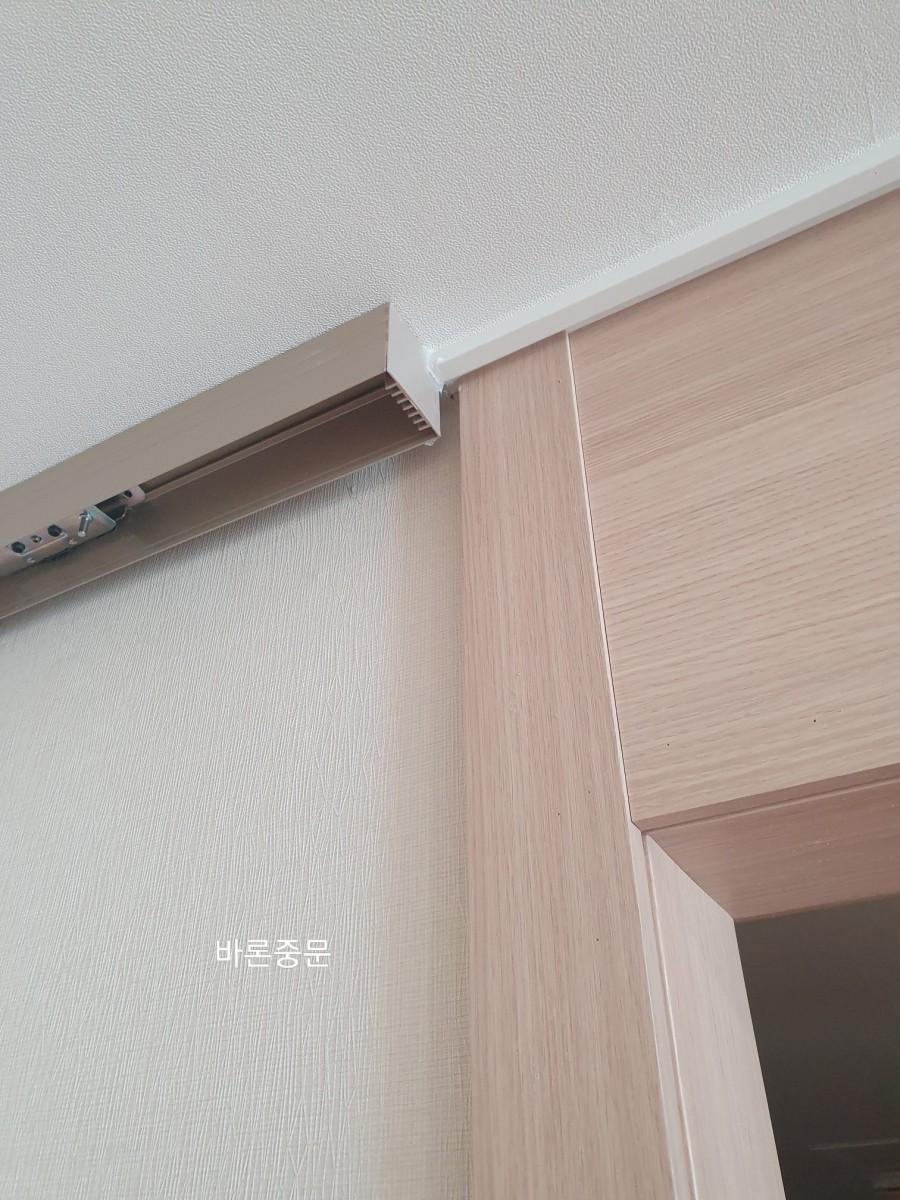 천장 접합부와 금속 프레임 구조물