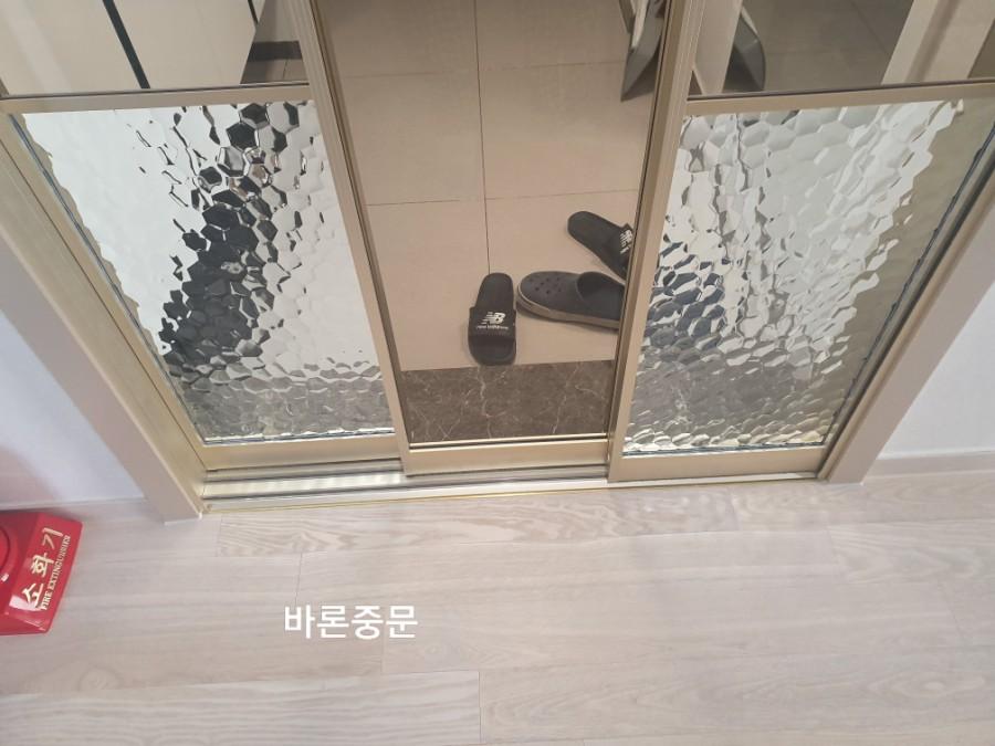 현관 내부에 설치된 유리 패널 중문