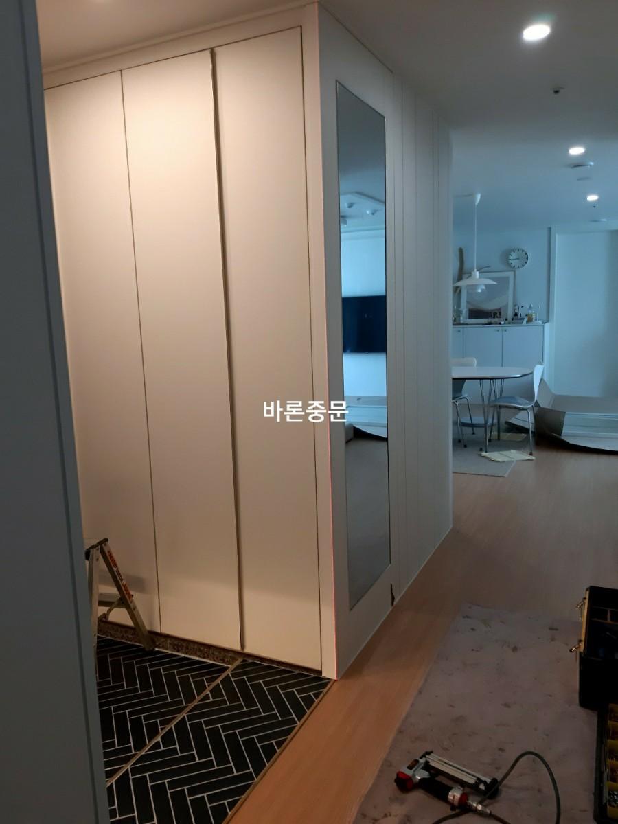 정밀 시공을 위해 준비된 수공구와 도구들
