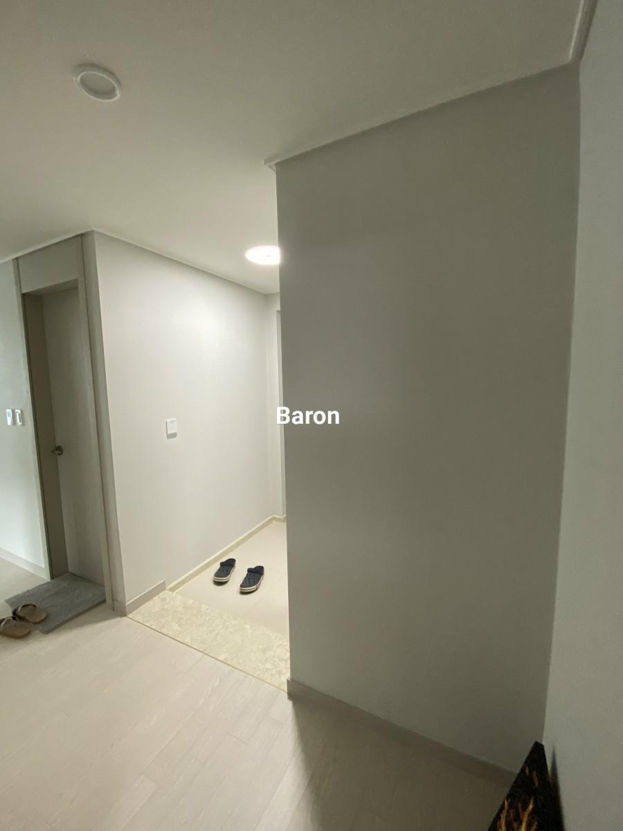 시공 전 현관 내부의 바닥과 벽면 상태
