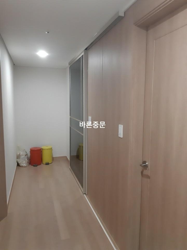 베이지색 수납장과 나란히 배치된 중문 프레임