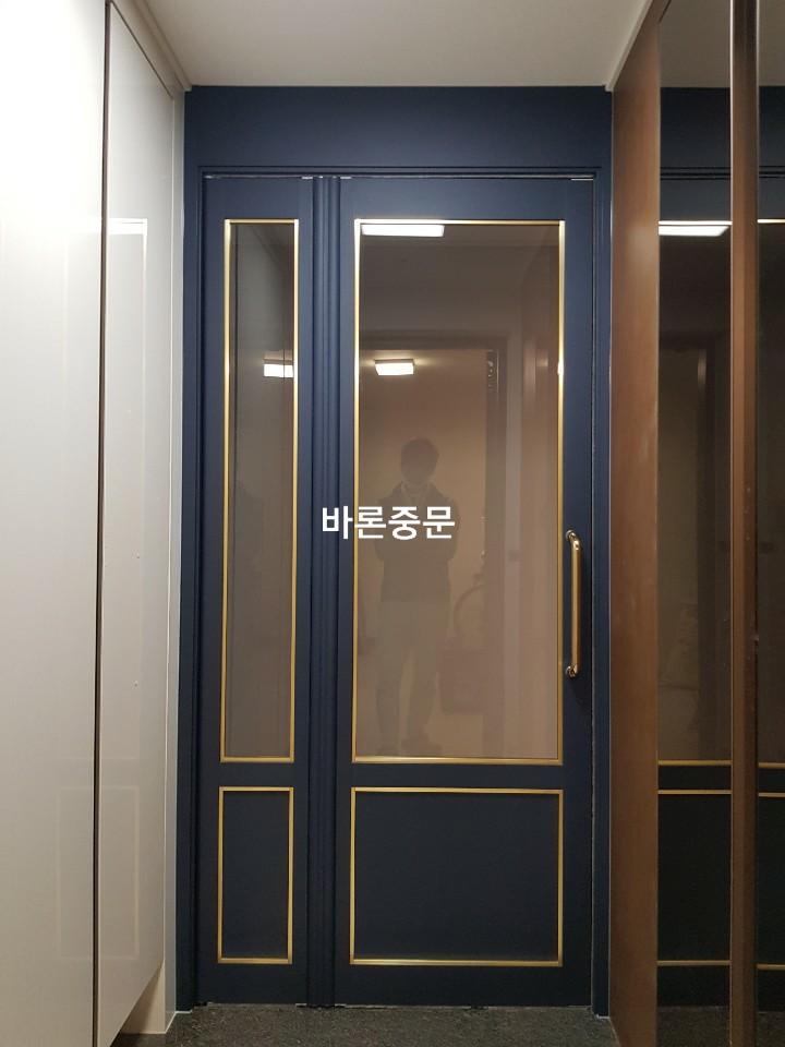 금색 프레임과 손잡이가 적용된 검은색 도어의 설치 과정