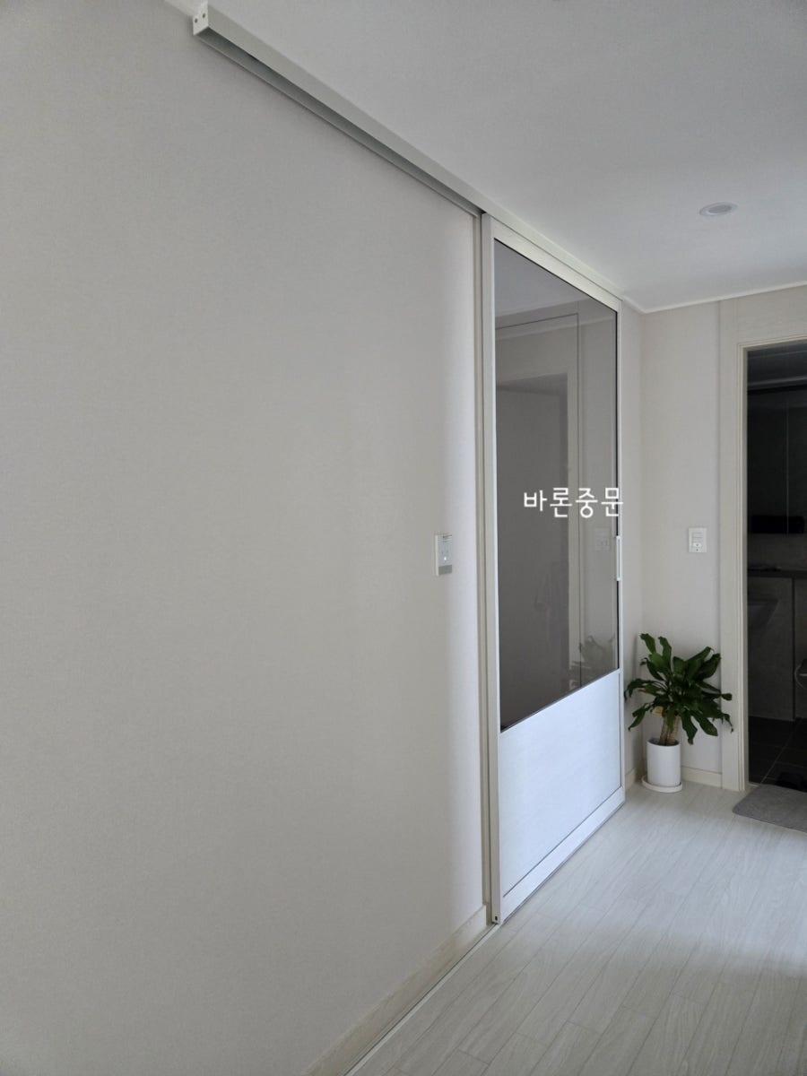 밝은 채광을 그대로 머금은 완성된 복도 공간