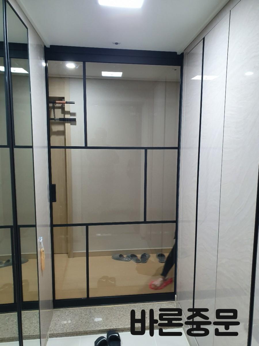 기본 6구 띠가 적용된 블랙 슬라이딩 도어
