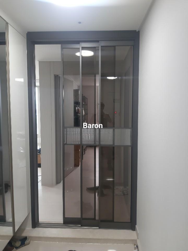 흰색 벽면과 바닥재 사이에 설치된 그레이 프레임