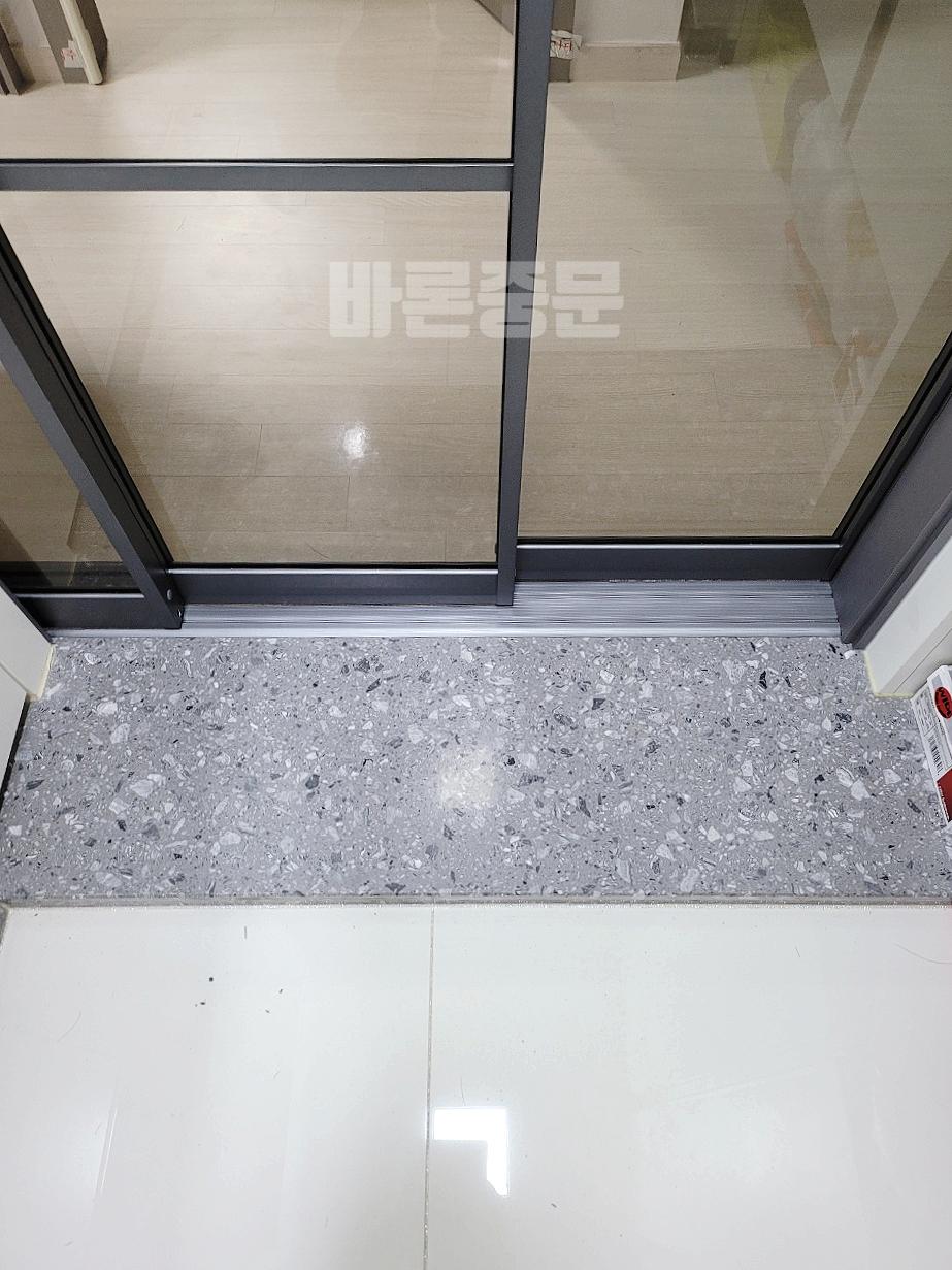 회색 석재 바닥과 검은 프레임의 근접 샷