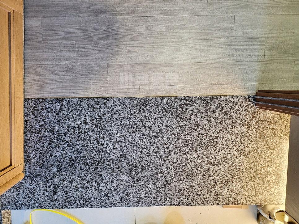 회색 패턴 바닥재와 검은 점무늬 타일이 만나는 공간