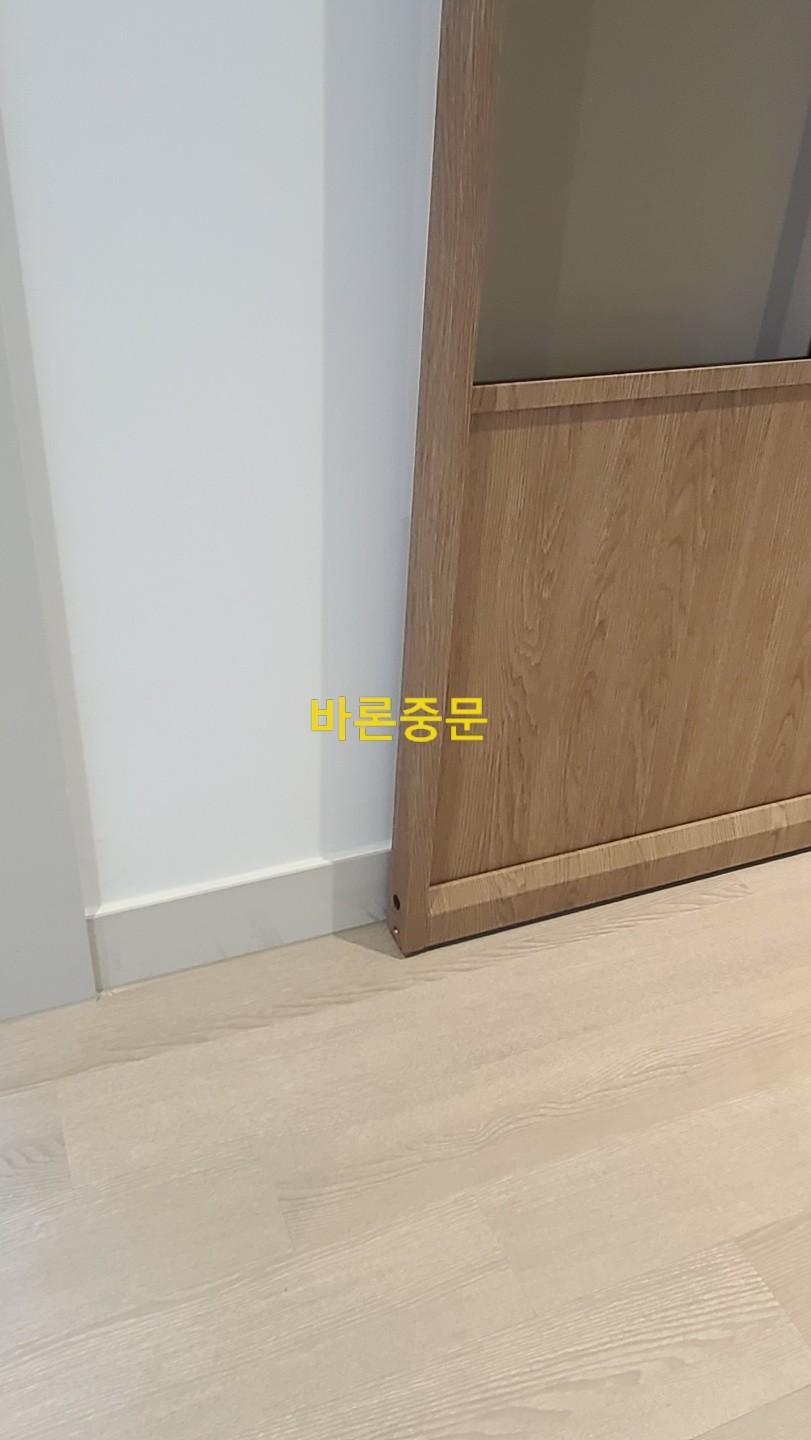 도어 프레임 하부 패널과 마감 처리 부분