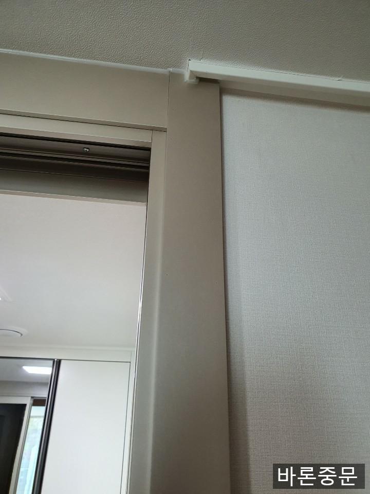 벽면과 천장 접합부의 인테리어 디테일