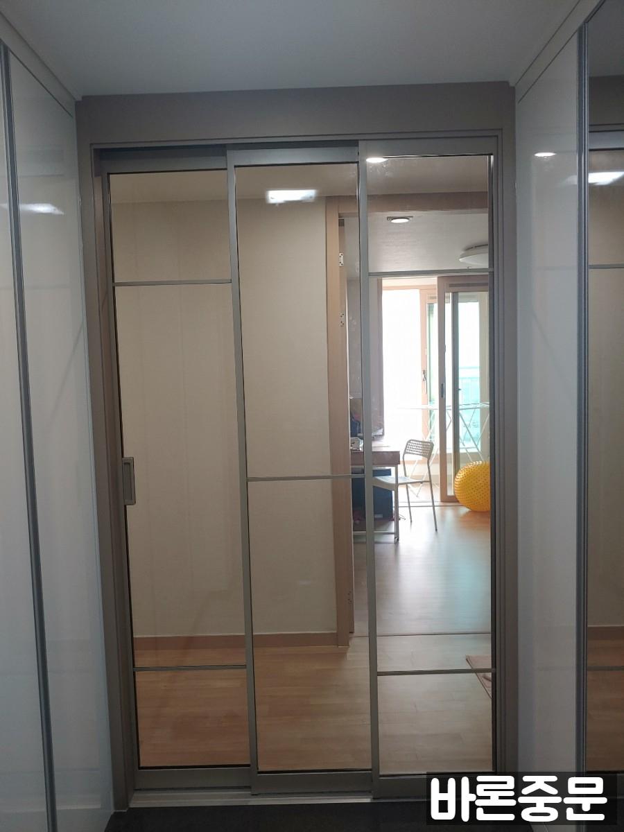 분체 도장 프레임과 브론즈 유리의 접합부
