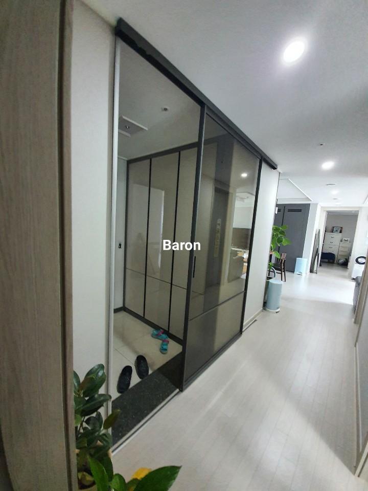 유리 도어 너머로 신발이 보이는 설치 단계